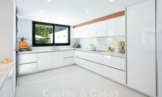 Belle villa contemporaine à vendre au cœur de la vallée du golf de Nueva Andalucia, à Marbella 43046 