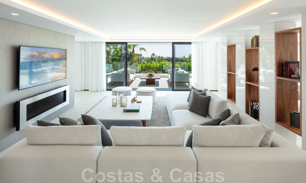 Belle villa contemporaine à vendre au cœur de la vallée du golf de Nueva Andalucia, à Marbella 43047