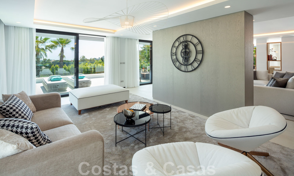 Belle villa contemporaine à vendre au cœur de la vallée du golf de Nueva Andalucia, à Marbella 43048