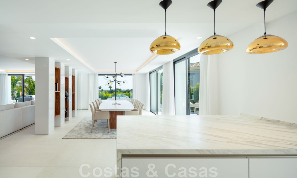 Belle villa contemporaine à vendre au cœur de la vallée du golf de Nueva Andalucia, à Marbella 43052
