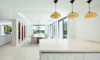 Belle villa contemporaine à vendre au cœur de la vallée du golf de Nueva Andalucia, à Marbella 43052 