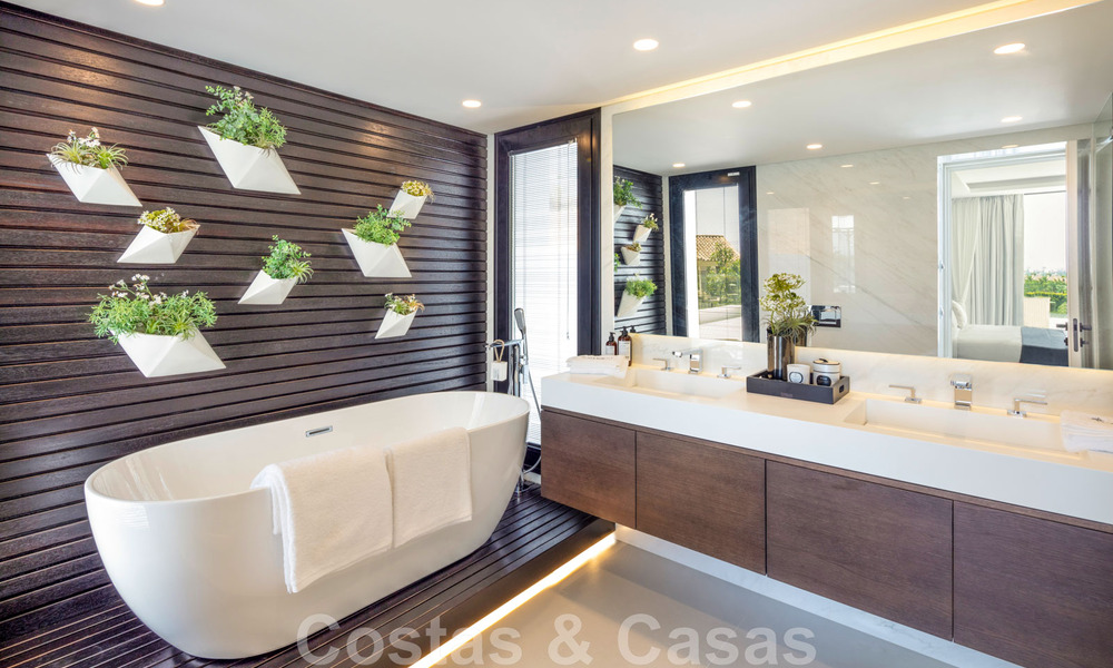 Belle villa contemporaine à vendre au cœur de la vallée du golf de Nueva Andalucia, à Marbella 43053