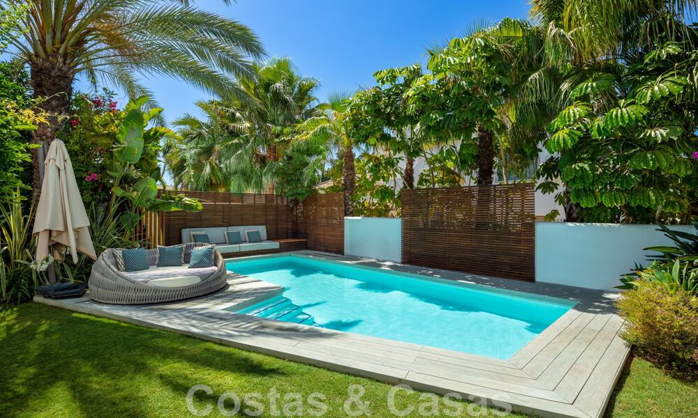 Charmante villa de luxe moderne à vendre dans une prestigieuse communauté résidentielle située sur le Golden Mile de Marbella 43270