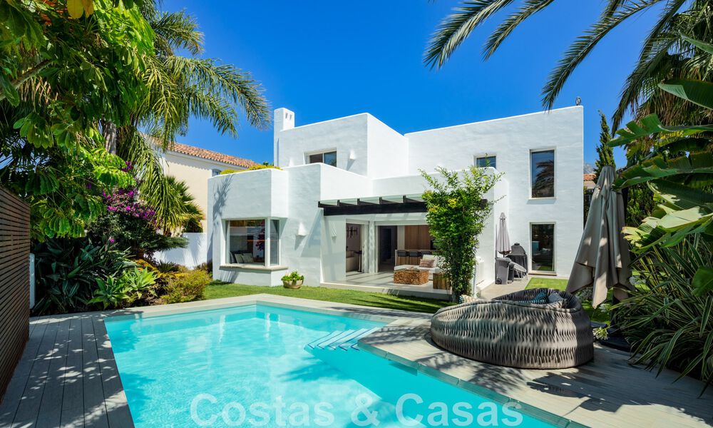 Charmante villa de luxe moderne à vendre dans une prestigieuse communauté résidentielle située sur le Golden Mile de Marbella 43271