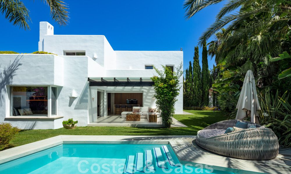 Charmante villa de luxe moderne à vendre dans une prestigieuse communauté résidentielle située sur le Golden Mile de Marbella 43272