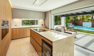 Charmante villa de luxe moderne à vendre dans une prestigieuse communauté résidentielle située sur le Golden Mile de Marbella 43273 