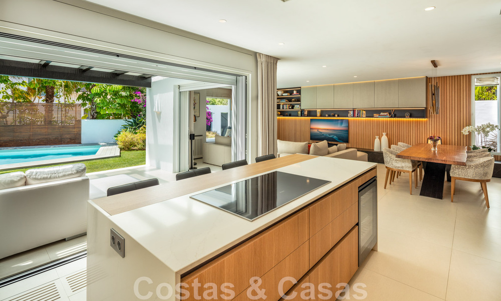 Charmante villa de luxe moderne à vendre dans une prestigieuse communauté résidentielle située sur le Golden Mile de Marbella 43275