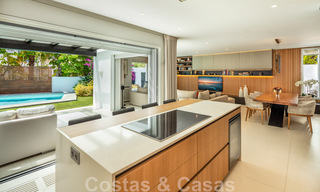 Charmante villa de luxe moderne à vendre dans une prestigieuse communauté résidentielle située sur le Golden Mile de Marbella 43275 