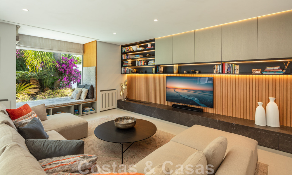 Charmante villa de luxe moderne à vendre dans une prestigieuse communauté résidentielle située sur le Golden Mile de Marbella 43277
