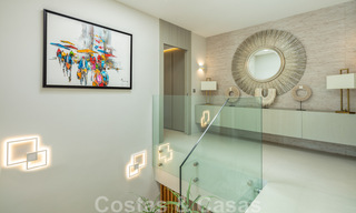 Charmante villa de luxe moderne à vendre dans une prestigieuse communauté résidentielle située sur le Golden Mile de Marbella 43280 