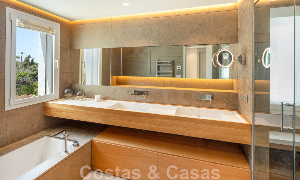 Charmante villa de luxe moderne à vendre dans une prestigieuse communauté résidentielle située sur le Golden Mile de Marbella 43285