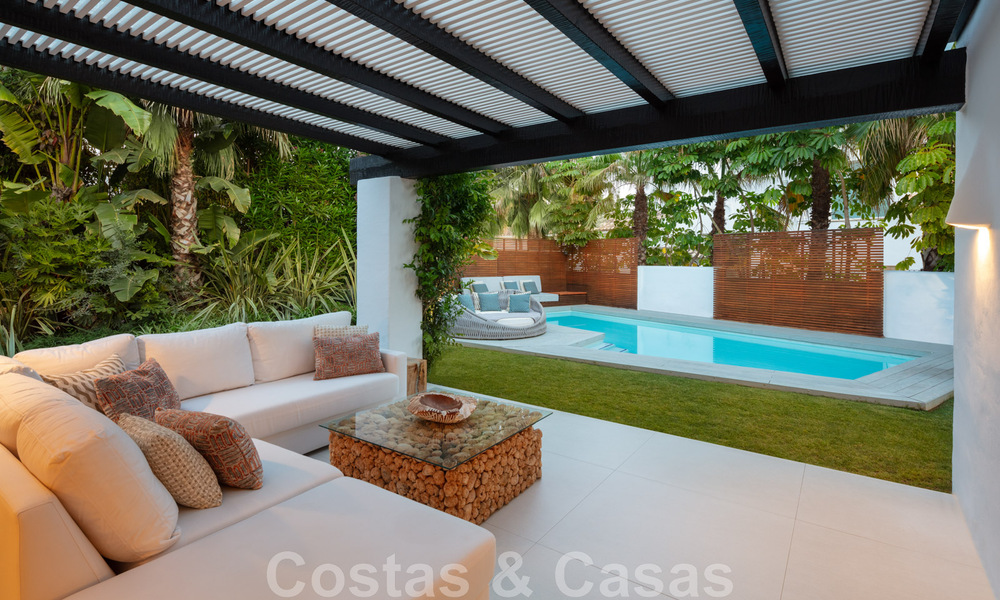 Charmante villa de luxe moderne à vendre dans une prestigieuse communauté résidentielle située sur le Golden Mile de Marbella 43288