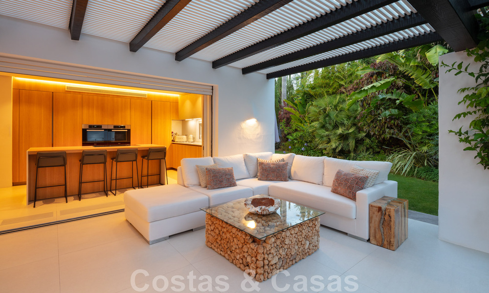 Charmante villa de luxe moderne à vendre dans une prestigieuse communauté résidentielle située sur le Golden Mile de Marbella 43289