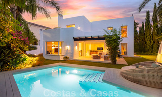Charmante villa de luxe moderne à vendre dans une prestigieuse communauté résidentielle située sur le Golden Mile de Marbella 43290 