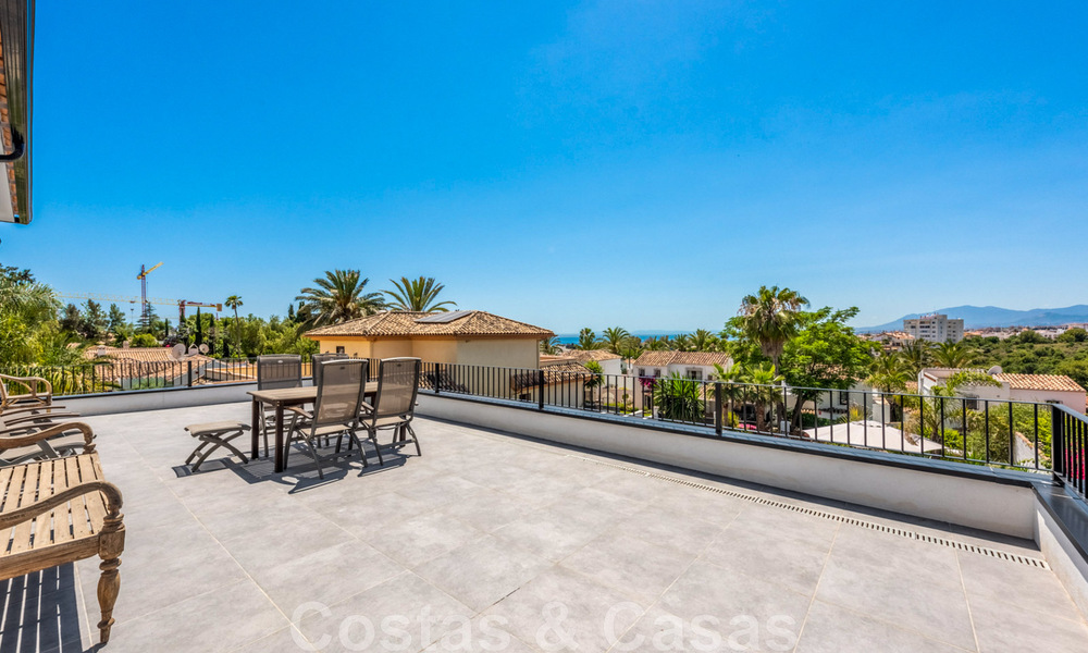 Villa contemporaine économe en énergie à vendre avec vue sur la mer dans un quartier résidentiel recherché près de Rio Real et de la ville de Marbella 43240