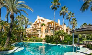 Appartement exclusif avec vues sur jardin et plage à vendre à Puerto Banús, Marbella 23035 