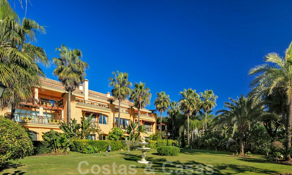 Appartement exclusif avec vues sur jardin et plage à vendre à Puerto Banús, Marbella 23037