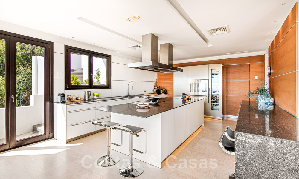 Villa contemporaine de luxe à vendre, située en position élevée avec vue panoramique sur la mer, à Marbella Est 43816