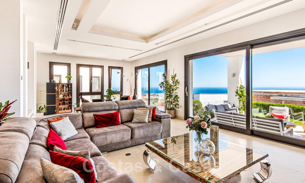 Villa contemporaine de luxe à vendre, située en position élevée avec vue panoramique sur la mer, à Marbella Est 43817