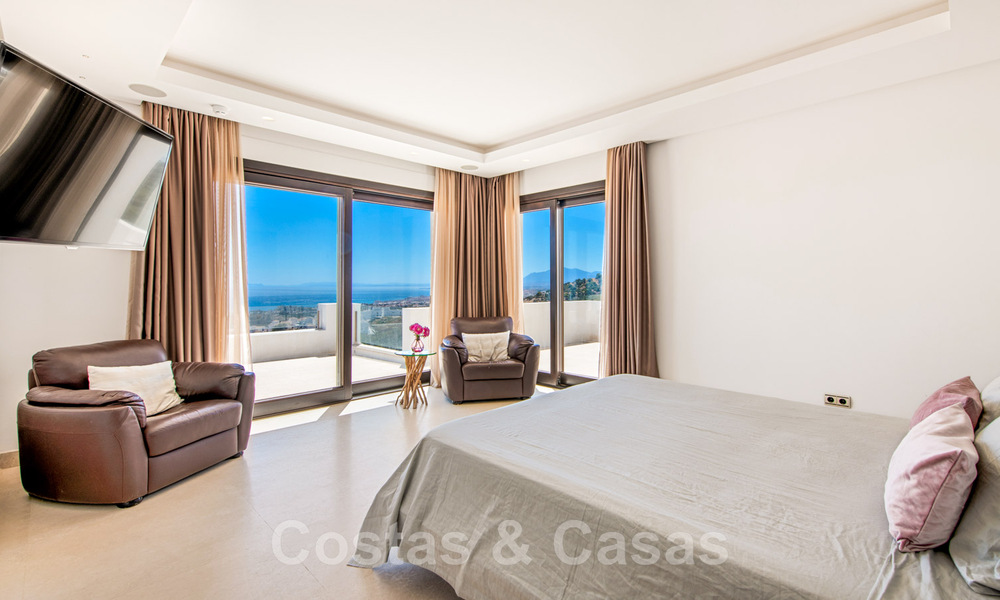 Villa contemporaine de luxe à vendre, située en position élevée avec vue panoramique sur la mer, à Marbella Est 43822