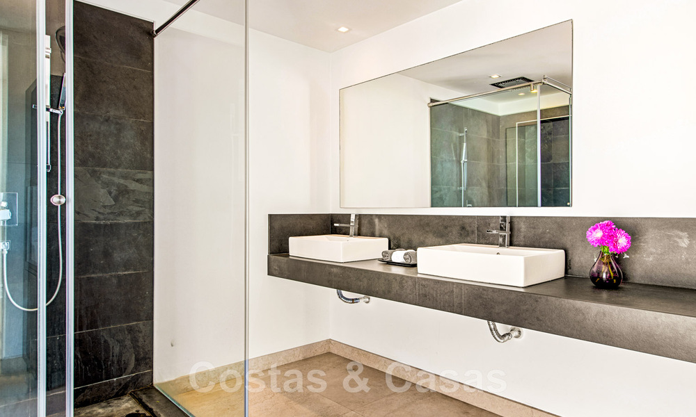 Villa contemporaine de luxe à vendre, située en position élevée avec vue panoramique sur la mer, à Marbella Est 43824