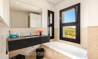 Villa contemporaine de luxe à vendre, située en position élevée avec vue panoramique sur la mer, à Marbella Est 43830 