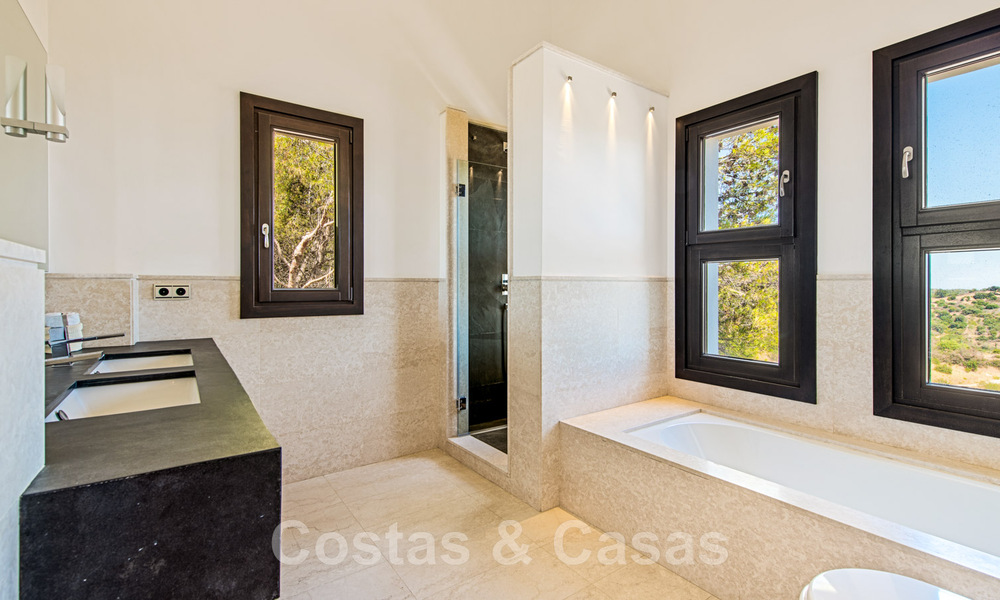 Villa contemporaine de luxe à vendre, située en position élevée avec vue panoramique sur la mer, à Marbella Est 43831