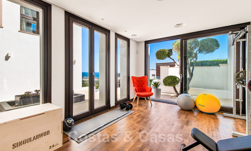 Villa contemporaine de luxe à vendre, située en position élevée avec vue panoramique sur la mer, à Marbella Est 43836