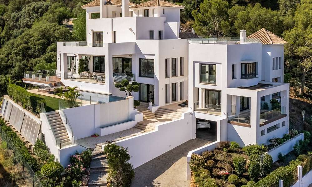 Villa contemporaine de luxe à vendre, située en position élevée avec vue panoramique sur la mer, à Marbella Est 43846