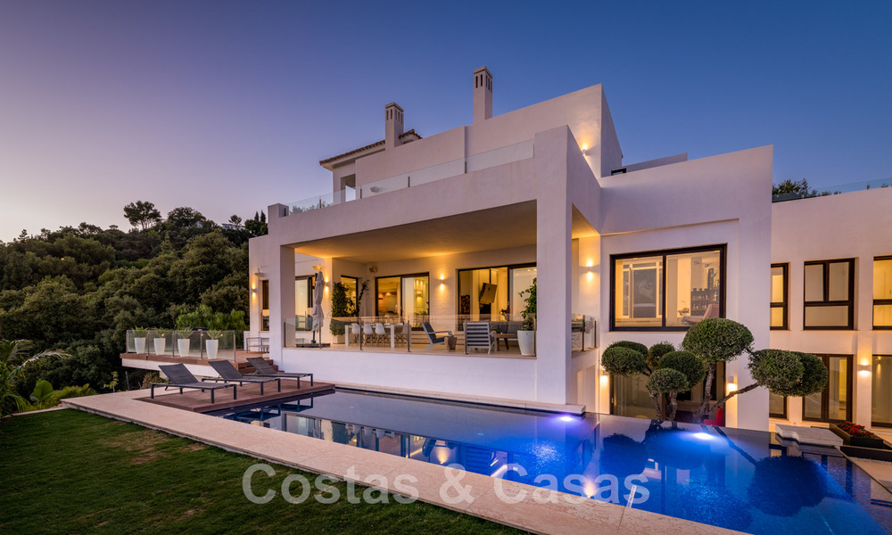 Villa contemporaine de luxe à vendre, située en position élevée avec vue panoramique sur la mer, à Marbella Est 43856