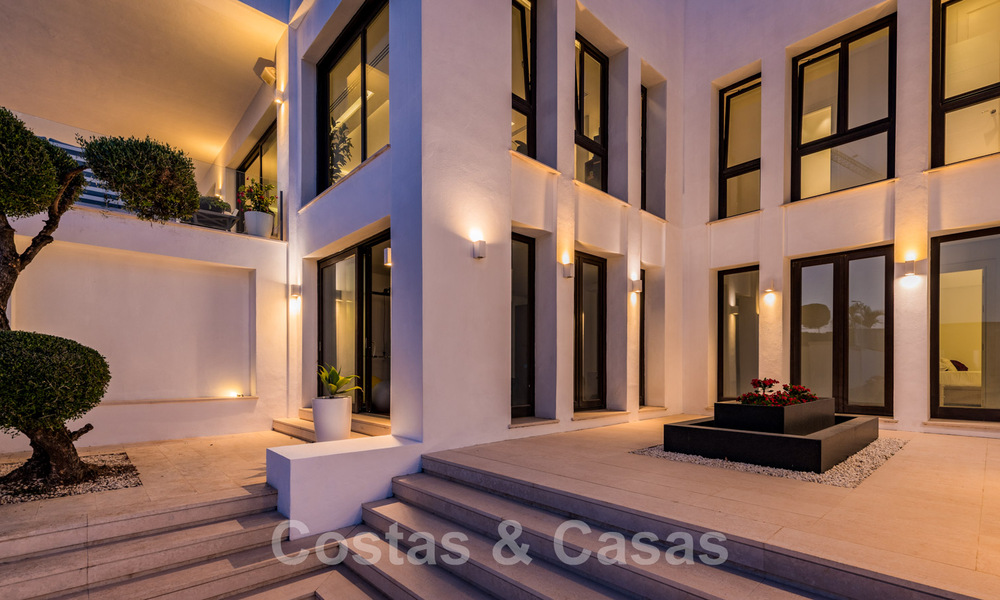 Villa contemporaine de luxe à vendre, située en position élevée avec vue panoramique sur la mer, à Marbella Est 43858