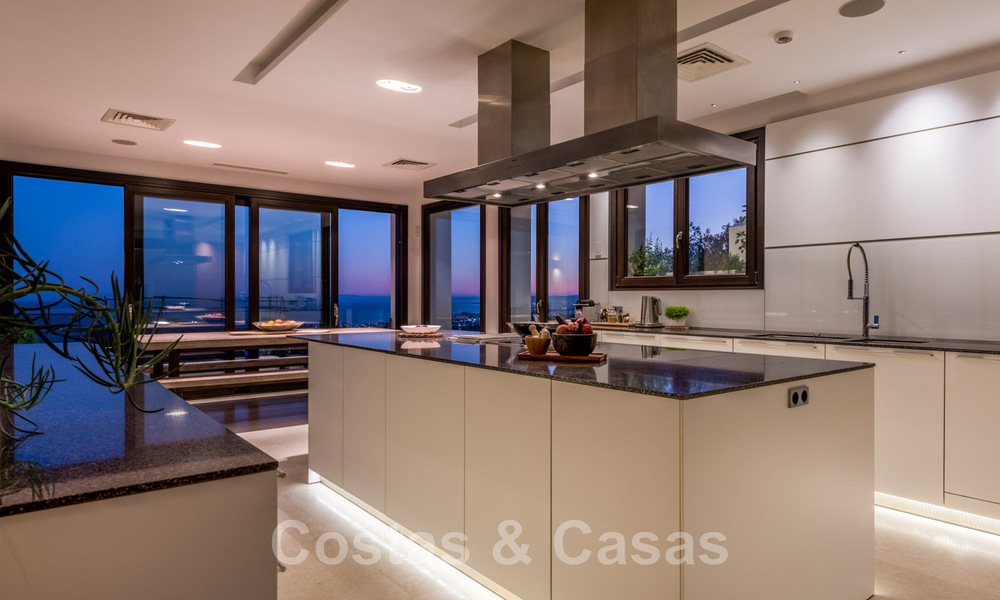 Villa contemporaine de luxe à vendre, située en position élevée avec vue panoramique sur la mer, à Marbella Est 43860