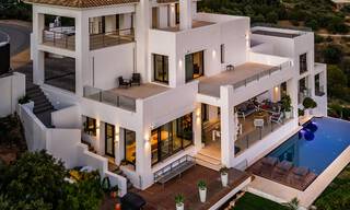 Villa contemporaine de luxe à vendre, située en position élevée avec vue panoramique sur la mer, à Marbella Est 43861 