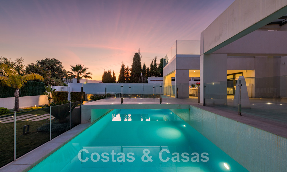 Villa moderne à vendre, située en première ligne du golf avec vue panoramique sur le vert, vaste terrain de golf de Marbella West 43866