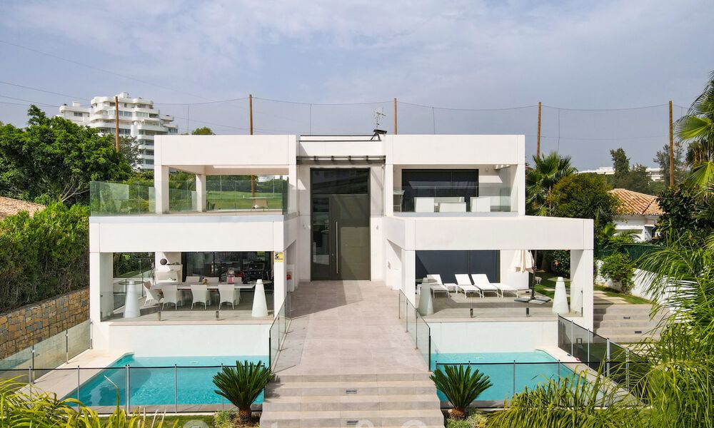 Villa moderne à vendre, située en première ligne du golf avec vue panoramique sur le vert, vaste terrain de golf de Marbella West 43868