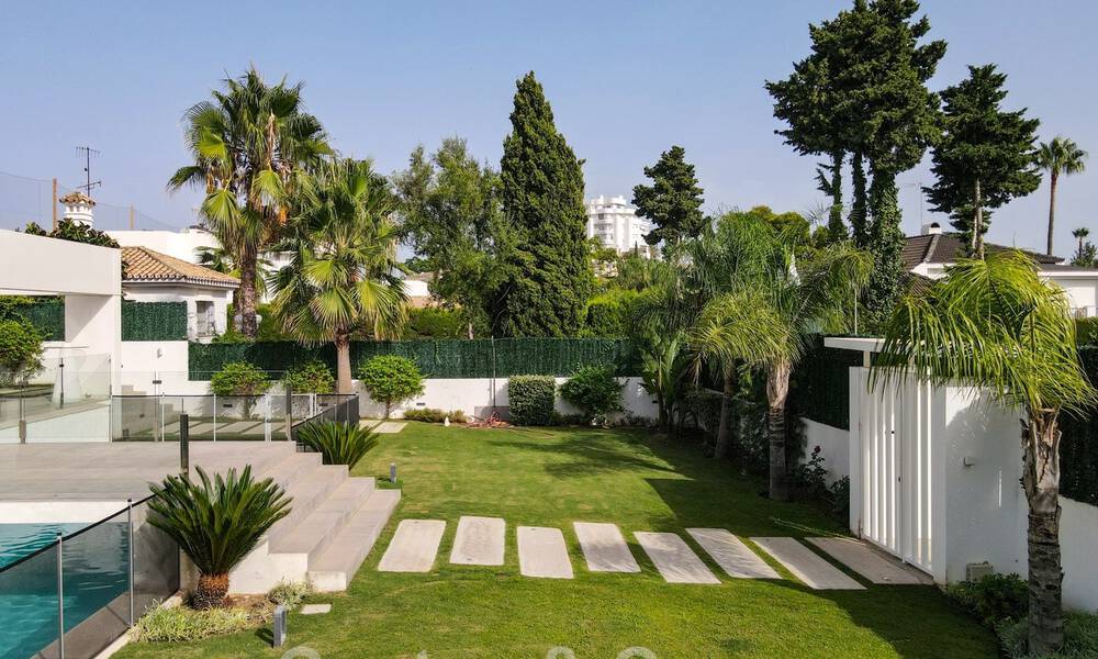 Villa moderne à vendre, située en première ligne du golf avec vue panoramique sur le vert, vaste terrain de golf de Marbella West 43869