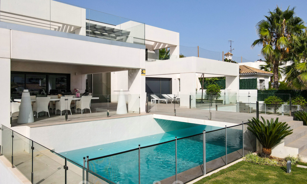 Villa moderne à vendre, située en première ligne du golf avec vue panoramique sur le vert, vaste terrain de golf de Marbella West 43870