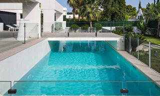 Villa moderne à vendre, située en première ligne du golf avec vue panoramique sur le vert, vaste terrain de golf de Marbella West 43871 