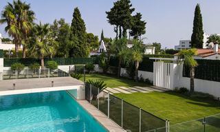 Villa moderne à vendre, située en première ligne du golf avec vue panoramique sur le vert, vaste terrain de golf de Marbella West 43872 