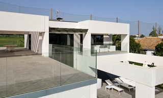 Villa moderne à vendre, située en première ligne du golf avec vue panoramique sur le vert, vaste terrain de golf de Marbella West 43874 