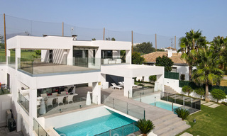 Villa moderne à vendre, située en première ligne du golf avec vue panoramique sur le vert, vaste terrain de golf de Marbella West 43875 