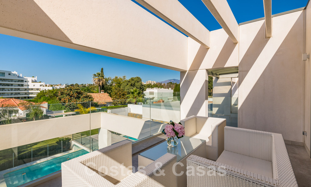 Villa moderne à vendre, située en première ligne du golf avec vue panoramique sur le vert, vaste terrain de golf de Marbella West 43876