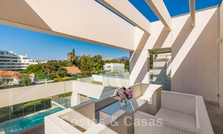 Villa moderne à vendre, située en première ligne du golf avec vue panoramique sur le vert, vaste terrain de golf de Marbella West 43876 
