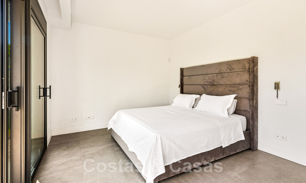 Villa moderne à vendre, située en première ligne du golf avec vue panoramique sur le vert, vaste terrain de golf de Marbella West 43879