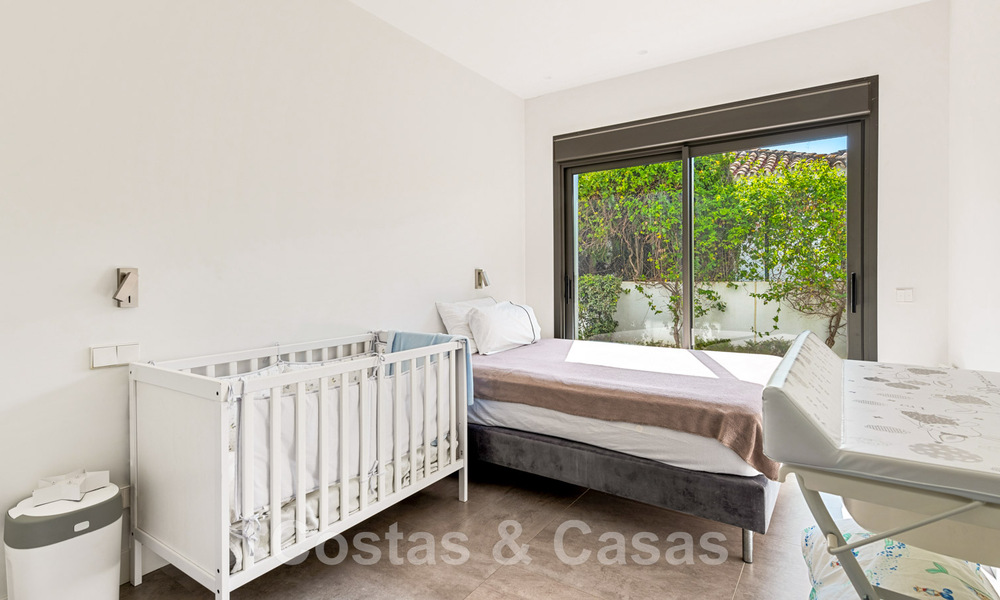 Villa moderne à vendre, située en première ligne du golf avec vue panoramique sur le vert, vaste terrain de golf de Marbella West 43880