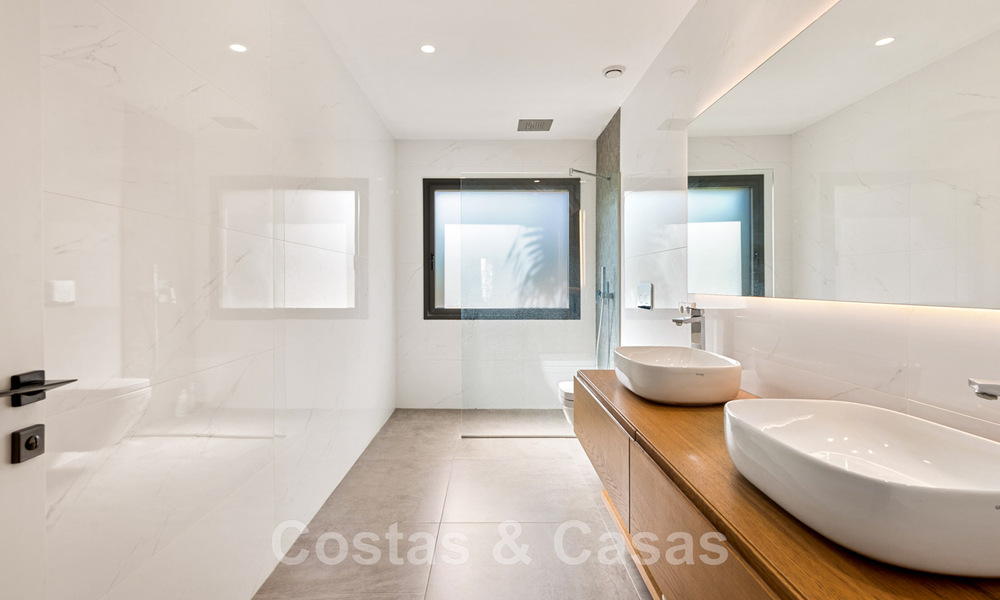 Villa moderne à vendre, située en première ligne du golf avec vue panoramique sur le vert, vaste terrain de golf de Marbella West 43881