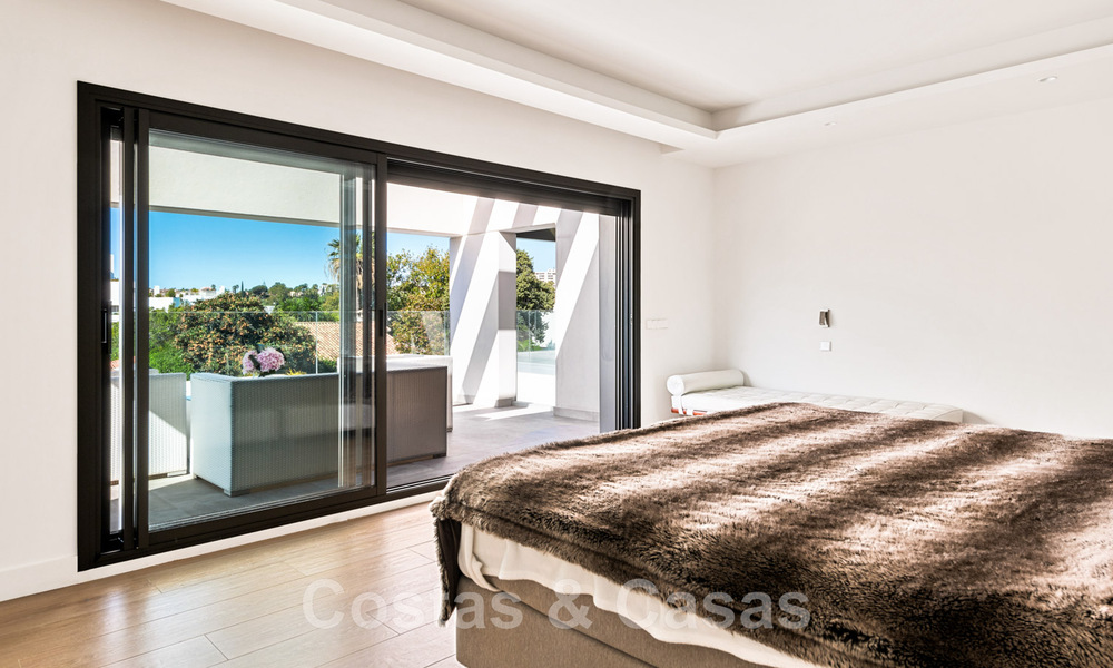 Villa moderne à vendre, située en première ligne du golf avec vue panoramique sur le vert, vaste terrain de golf de Marbella West 43882
