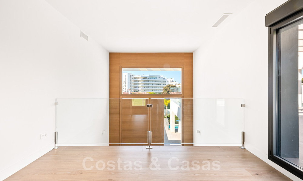 Villa moderne à vendre, située en première ligne du golf avec vue panoramique sur le vert, vaste terrain de golf de Marbella West 43886