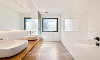 Villa moderne à vendre, située en première ligne du golf avec vue panoramique sur le vert, vaste terrain de golf de Marbella West 43888 