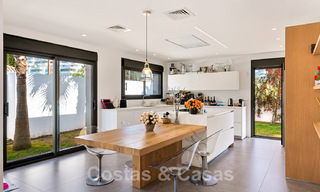 Villa moderne à vendre, située en première ligne du golf avec vue panoramique sur le vert, vaste terrain de golf de Marbella West 43890 